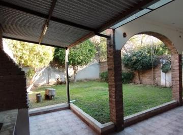 Casa · 75m² · 4 Ambientes · 1 Cochera · Casa en Arroyito con Amplio Jardín y Potencial de Expansión