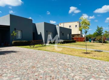 Casa · 145m² · 5 Ambientes · 2 Cocheras · Casa en Venta en San Francisco, Villanueva