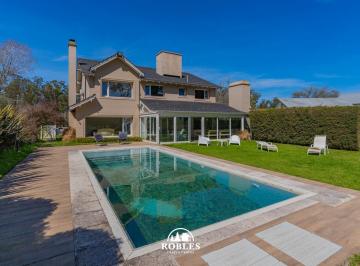 Casa · 356m² · 6 Ambientes · Excelente Chalet de Estilo en Tulsa, Sobre El Fairway del Nuevo Golf.