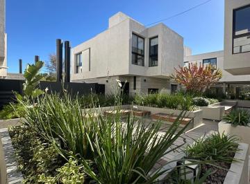 Casa · 110m² · 5 Ambientes · 1 Cochera · Espectacular Housing en Nuevo Poeta Lugones