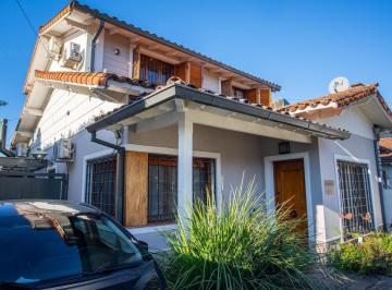Casa · 204m² · 6 Ambientes · 2 Cocheras · Venta de Casa 6 Ambientes con Piscina en Hurlingham