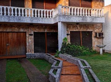 Casa de 6 ambientes, Lomas de Zamora · Hermoso Chalet (Se Acepta Vehiculo, ph o Dpto en Menor Valor)