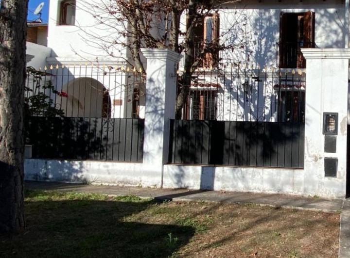 Casa · 200m² · 5 Ambientes · 2 Cocheras