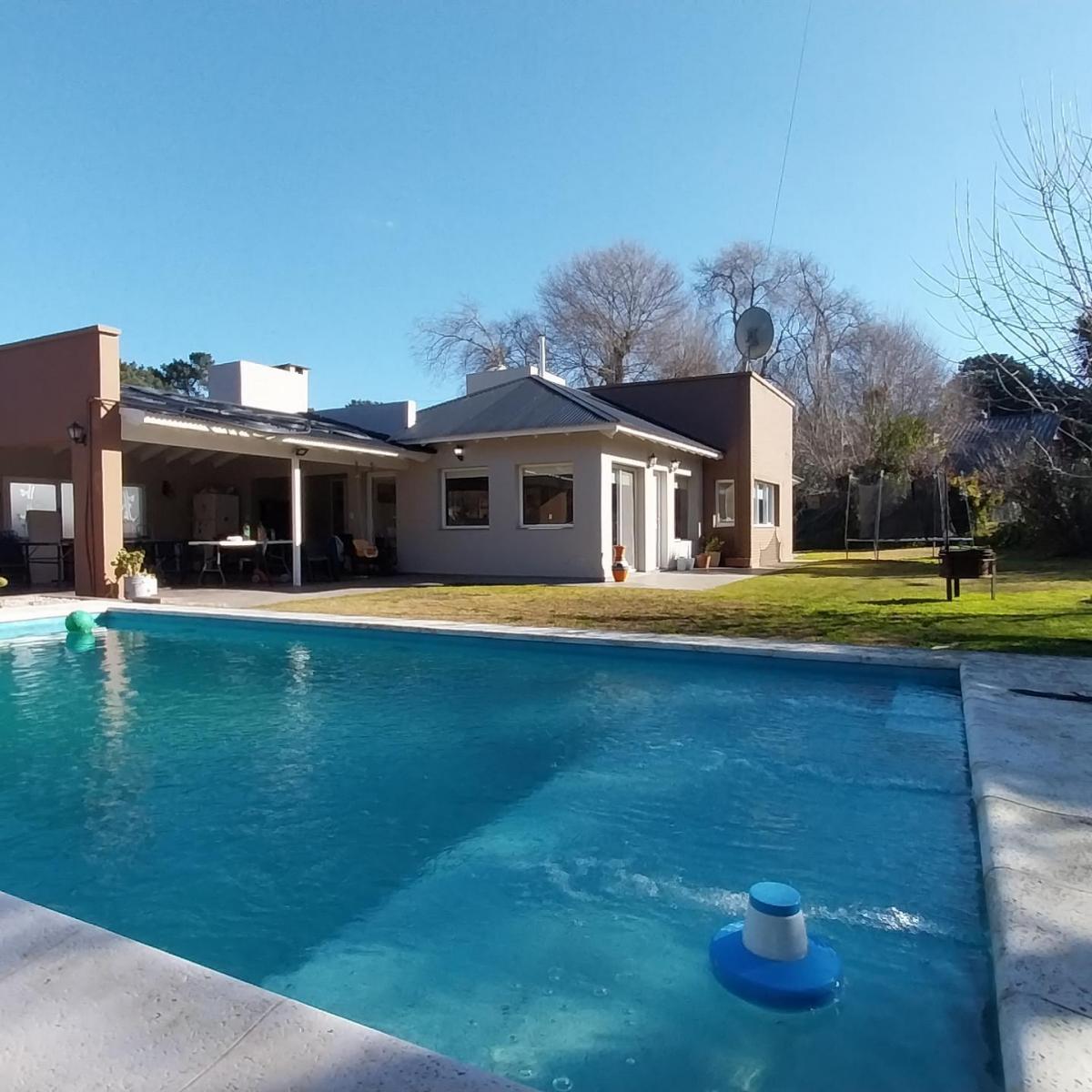 Casa moderna 3 dorm, 150m² con piscina y cochera — Sierra de los Padres