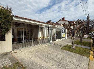 Casa · 97m² · 3 Dormitorios · 3 Cocheras · Venta Casa Sobre Lote de 275 m² C Piscina en Banfield Lomas del Zamora