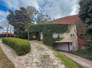 Casa · 580m² · 6 Ambientes · Importante Chalet Sobre Esquina, 920 m² - Los Troncos
