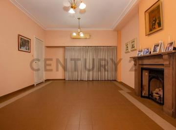 Casa · 218m² · 5 Ambientes · 1 Cochera · Venta Casa Al Frente de 4 Dorm., Patio y Cochera en Echesortu