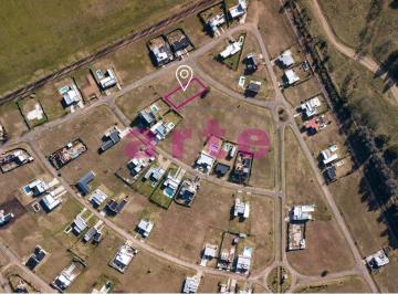 Terreno · 900m² · Terreno Central en Venta en Barrio Cerrado Los Juncos J12