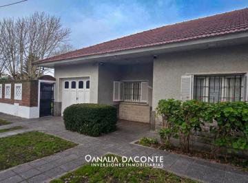Casa · 60m² · 3 Ambientes · 1 Cochera · Bajo Su Valor! Chalet 3 Amb con Jardin y Garage en Parque Luro