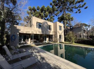 Casa · 200m² · 5 Ambientes · 4 Cocheras · Venta de Casa 5 Ambientes en Parque Leloir Apta Credito