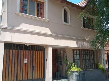 Casa · 215m² · 5 Ambientes · Chalet en Venta Moron Centro