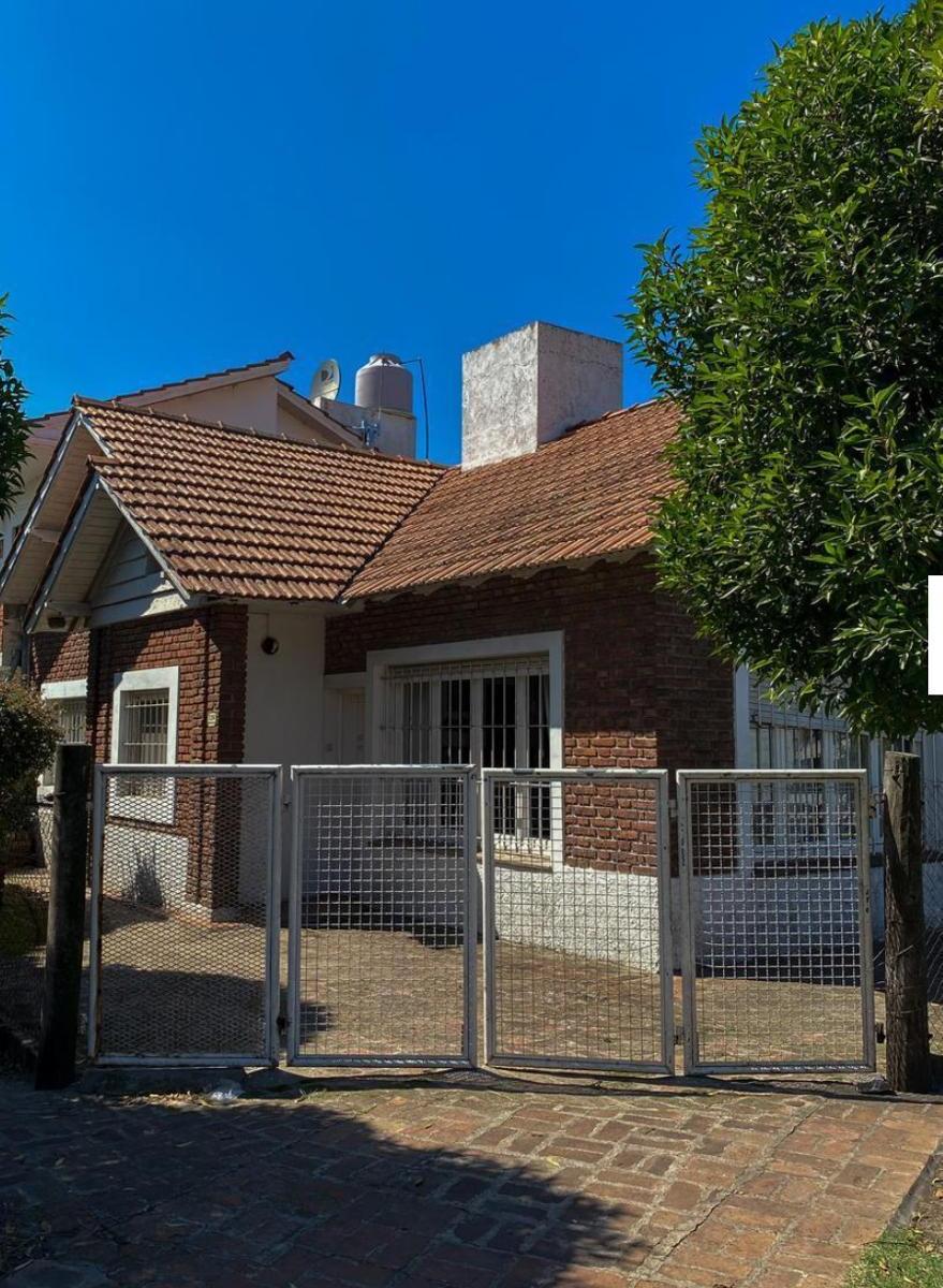 Casa en venta Punta Mogotes. ph en venta. Amplio living-comedor.