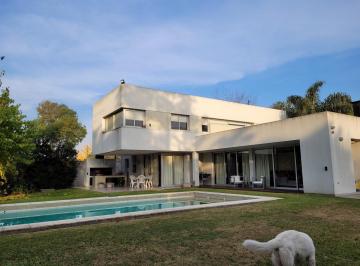 Casa · 250m² · 7 Ambientes · 2 Cocheras · Importante Casa en Venta City Bell 2300 m² de Terreno 250 m² Cubiertos