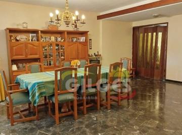 Casa · 127m² · 4 Ambientes · 1 Cochera · Venta de Casa 4 Ambientes en 2 Plantas en Ramos Mejia C/ Cochera Muy Buen Estado, Exc. Ubicación