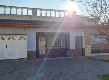 Casa de 4 ambientes, Lomas de Zamora · 2 Propiedades, Casa 3 Amb + Dpto. 2 Amb - Banfield