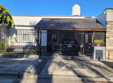 Casa de 4 ambientes, Morón · Chalet de 4 Ambientes con Cochera Para 1 Auto Chico