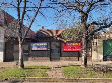 FRENTE · Casa en Venta 6 Ambientes en Temperley con Quincho y Pileta