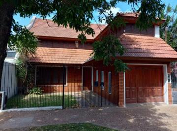 Casa de 5 ambientes, Lomas de Zamora · Hermoso y Amplio Chalet en Excelente Ubicación - Toma Departamento