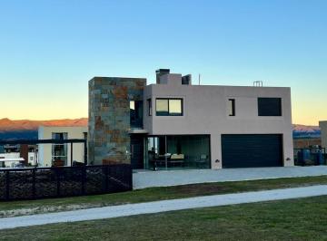 Casa · 200m² · 5 Ambientes · 4 Cocheras · Casa en Venta Amoblada y Equipada en Puerto del Aguila con Excepcional Ubicación