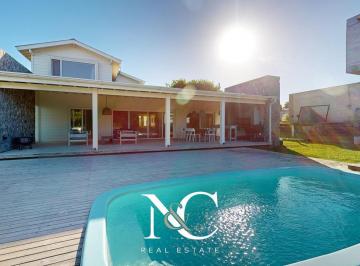 Casa · 255m² · 5 Ambientes · 1 Cochera · Casa en Venta en Costa Esmeralda con Fondo a La Cancha Golf