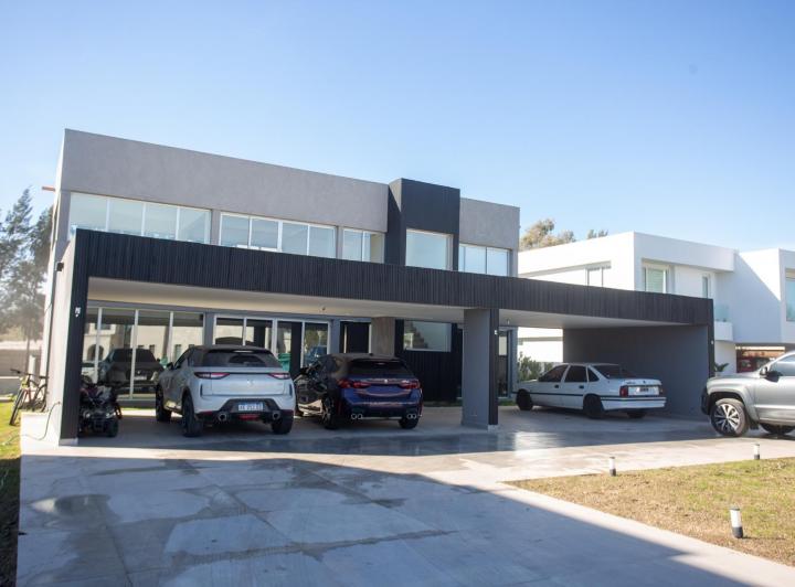 Casa · 290m² · 5 Ambientes · 3 Cocheras
