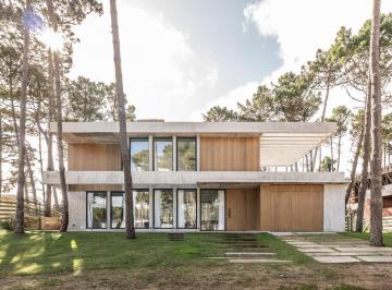 Casa · 212m² · 5 Ambientes · 1 Cochera · Casa en Venta Pinamar Barrio Pioneros