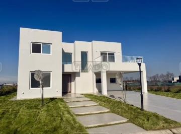 Casa · 222m² · 6 Ambientes · 2 Cocheras · Casa en Venta Barrio Village Plaza, Bella Vista, San Miguel, G. B. a. Zona Norte