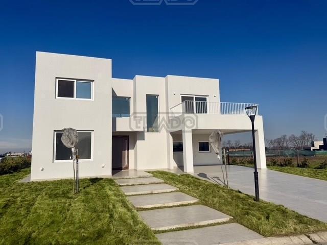 Casa · 222m² · 6 Ambientes · 2 Cocheras