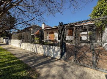 Casa de 4 ambientes, Morón · Casa 4 Ambientes Suite Jardin con Piscina en Castelar