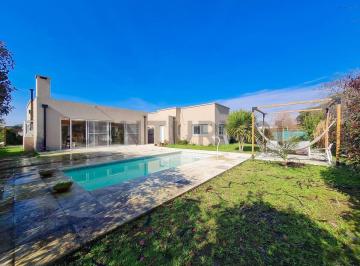 Casa · 300m² · 8 Ambientes · 2 Cocheras · Casa en Venta en Barrio Cerrado. Lomas de City Bell
