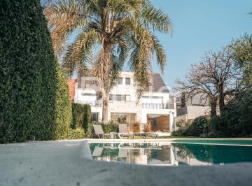Casa · 474m² · 9 Ambientes · 1 Cochera · Casa 9 Amb. con Piscina en Venta en Centro de Lomas de Zamora