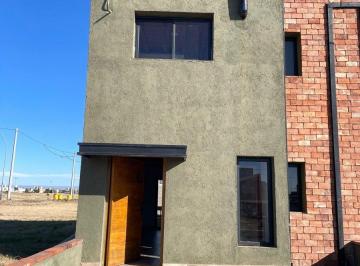 Casa · 94m² · 4 Ambientes · 1 Cochera · Venta Duplex 3 Dorm Valle Cercano