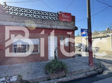 Casa · 70m² · 3 Ambientes · 1 Cochera · Casa en Venta de 3 Amb en Lanus