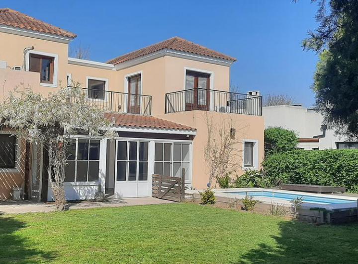 Casa · 220m² · 3 Dormitorios
