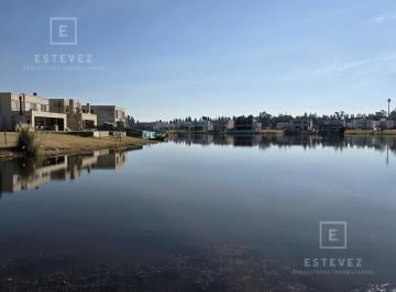 Casa · 223m² · 7 Ambientes · 2 Cocheras · Casa en Venta a La Laguna Barrio Santa Ana Villanueva
