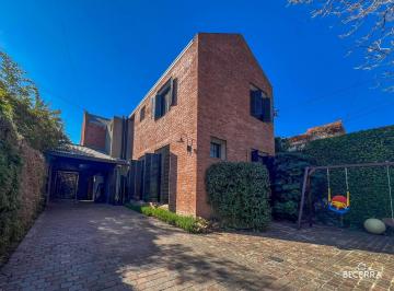 Casa · 375m² · 5 Ambientes · 1 Cochera · Chalet en Venta en Hurlingham