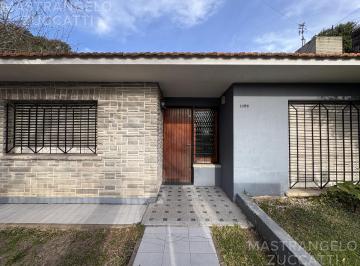 Casa · 311m² · 4 Ambientes · 5 Cocheras · Casa de 4 Ambientes con Jardín, Quincho y Garage Pasante – Apta Crédito