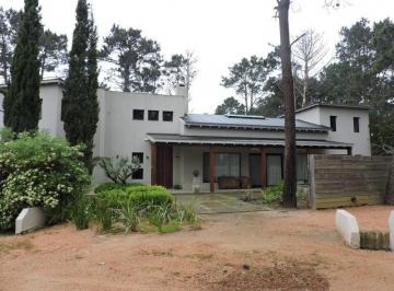 Casa · 450m² · 6 Ambientes · 2 Cocheras · Casa en Laguna Blanca