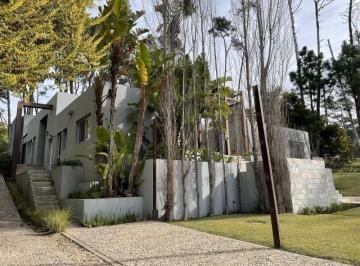 Casa · 452m² · 8 Ambientes · 1 Cochera · Casa en Laguna Blanca