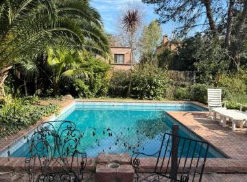 Casa · 313m² · 5 Ambientes · Excelente Casa en Venta - Bajo de Precio - Espacios Amplios y Muy Luminosa - Pileta