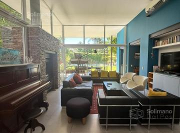Casa · 350m² · 4 Ambientes · 3 Cocheras · Casa en Venta de 6 Ambientes en Barrio San Carlos - Luminosa