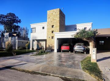 Casa · 180m² · 6 Ambientes · 2 Cocheras · Casa en Rawson