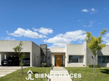 Casa · 196m² · 6 Ambientes · 2 Cocheras · Casa en Venta en Monet Barrio Privado