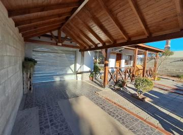 Casa de 6 ambientes, Trelew · Casa con Piscina y Deck. 3 Habitaciones, Lavadero, Living, Cocina Comedor, Garage, Horno de Barro