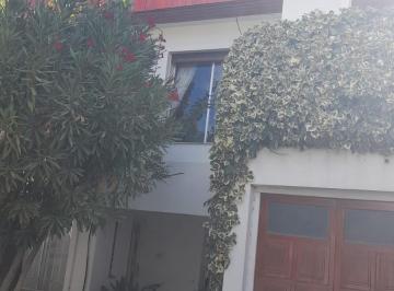 Casa de 9 ambientes, Trelew · Casa Barrio Los Olmos - a Cuadras de Av Principal