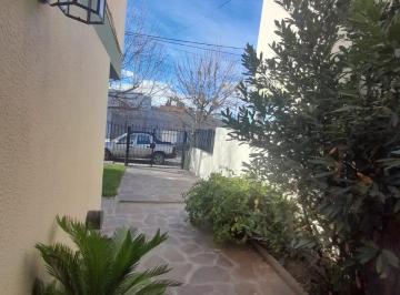 Casa de 7 ambientes, Trelew · Duplex con Amplio Living Comedor, Patio, Entrada Vehicular - Barrio Padre Juan. - Venta