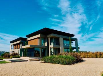 Casa · 845m² · 9 Ambientes · 2 Cocheras · Casa en La Providencia Country Club