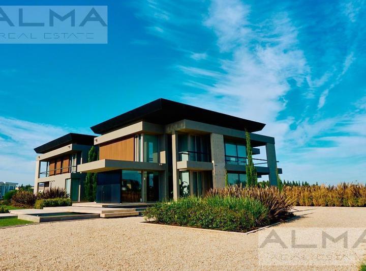 Casa · 845m² · 9 Ambientes · 2 Cocheras