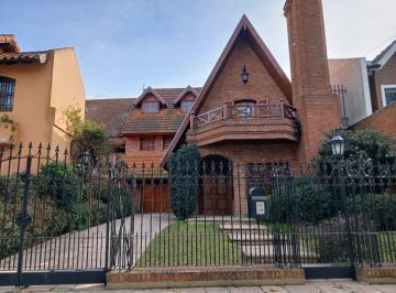 Casa · 326m² · 8 Ambientes · 2 Cocheras · Casa en Adrogué de Excelente Categoría