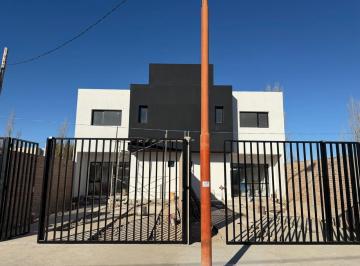 Casa · 114m² · 4 Ambientes · 2 Cocheras · Venta Duplex Calle Resistencia, Ayres de Septiembre, Cipolletti